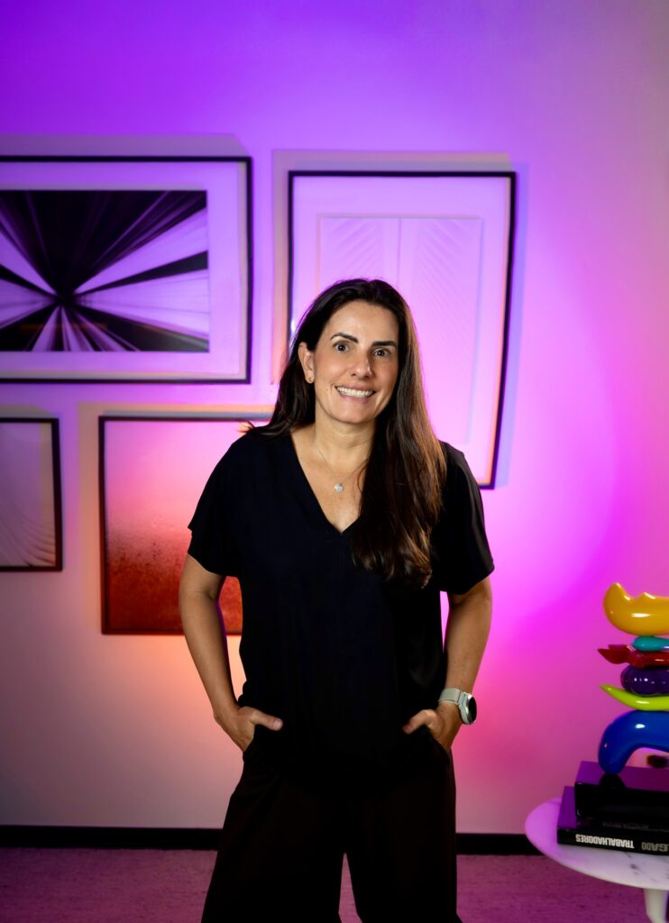 Na imagem a Dra. Luciana Haddad est&aacute; sentada com as pernas cruzadas enquanto explica algo para c&acirc;mera que est&aacute; gravando.